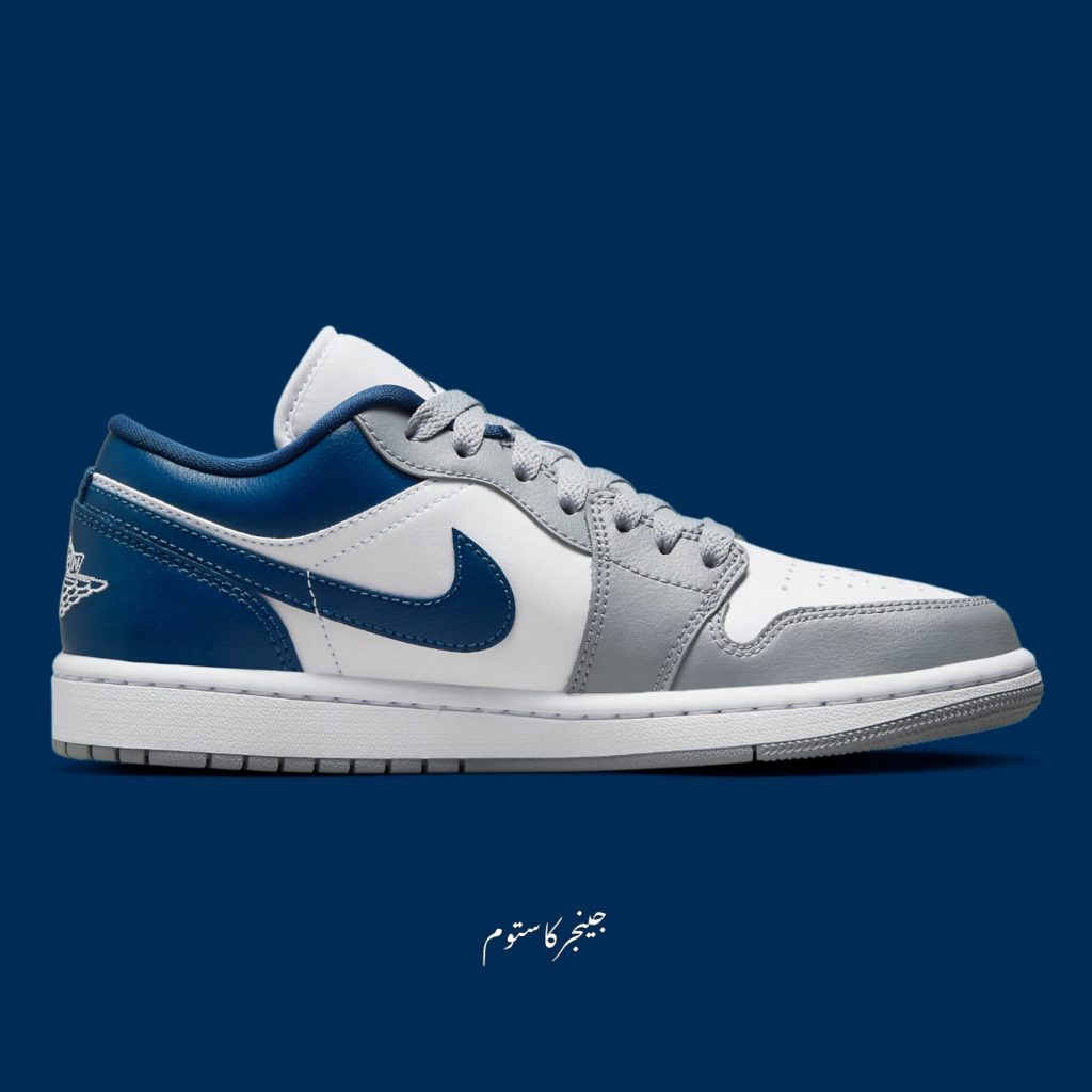 ایرجردن 1 لو فرنچ بلو Air Jordan 1 Low Stealth French Blue دارای یک الگوی رنگی فرانسوی است. رویه آن چرمی به رنگ سفید، آبی فرانسوی و رنگ خاکستری طراحی شده است. این کفش دارای رویه تمام چرمی با پایه سفید تمیز و روکش های خاکستری و آبی فرانسوی بصورت متضاد است.