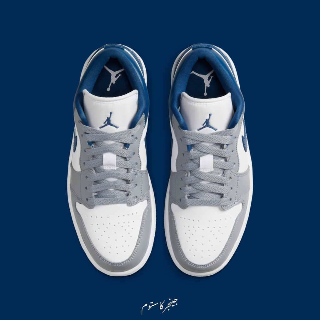  Air Jordan 1 Low French Blue ایرجردن 1 لو فرنچ بلو در بسته بندی کامل با دو بند اضافی قرار می گیرد و هم اکنون در سایز های 37 تا 45 در gingercustom دردسترس است.