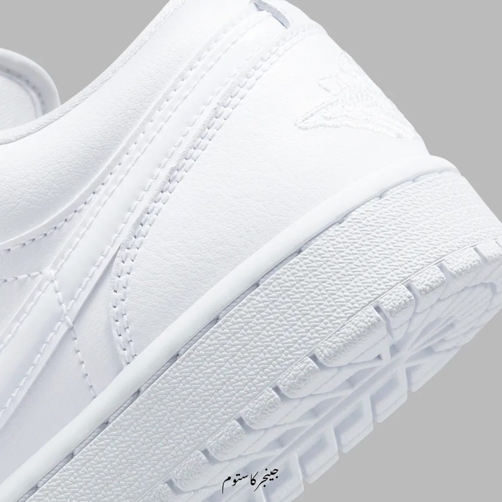 Air Jordan 1 Low Triple White ایرجردن 1 لو تریپل سفید در ابتدا در 20 ژوئن 2023 منتشر شد و به قیمت 100 دلار فروخته شد. این کتونی در سایزهای زنانه و مردانه عرضه شده و در بسته بندی کامل با 2 بند اضافی قرار می گیرد.