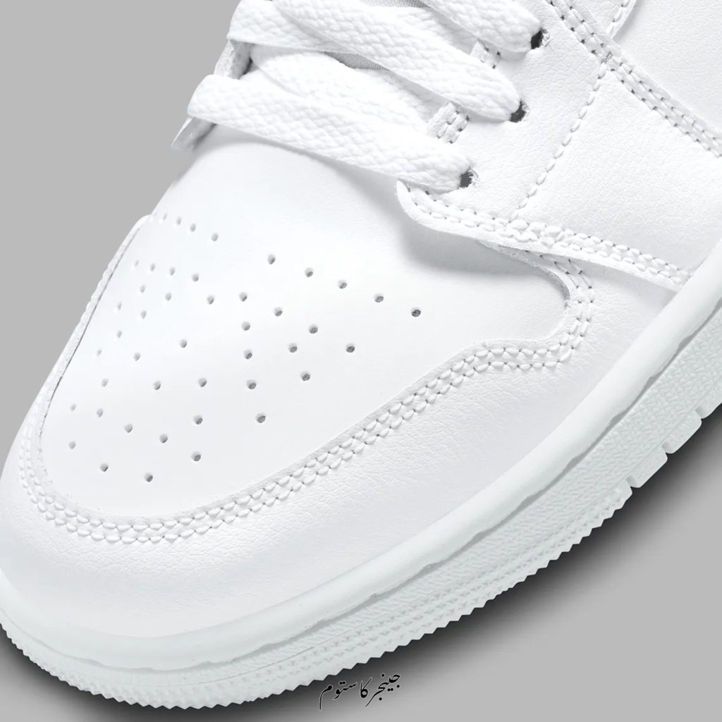 ایرجردن 1 لو تریپل سفید / Air Jordan 1 Low Triple White جردن سفید بدون ساق از زیره لاستیکی محکم و بادوام ساخته شده است که کشش و ثبات قابل اعتمادی را هنگام راه رفتن به شما ارائه می دهد.