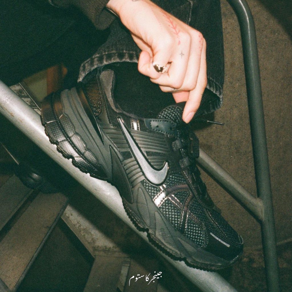 نایک V2K ران مشکی / Nike V2K Run Black Anthracite این مدل از نایک V2K ران سیاه به سبک مدل کلاسیک این برند در تاریخ 11 نوامبر 2023 با قیمت خرده فروشی 110 دلار عرضه شد. هم اکنون در سایزهای 37 تا 45 در مجموعه ی جینجرکاستوم دردسترس است.