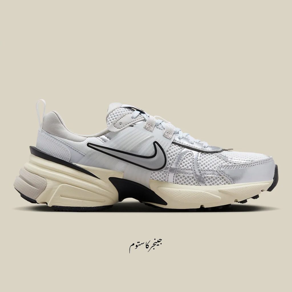 نایک V2K ران سفید نقره ای متالیک / Nike V2K Run White Metallic Silver چه در حال رفتن به باشگاه باشید و چه در حال انجام کارهایتان هستید، کتونی های نایک V2K ران سفید نقره ای گزینه مناسبی برای مجموعه کفش های شما هستند.