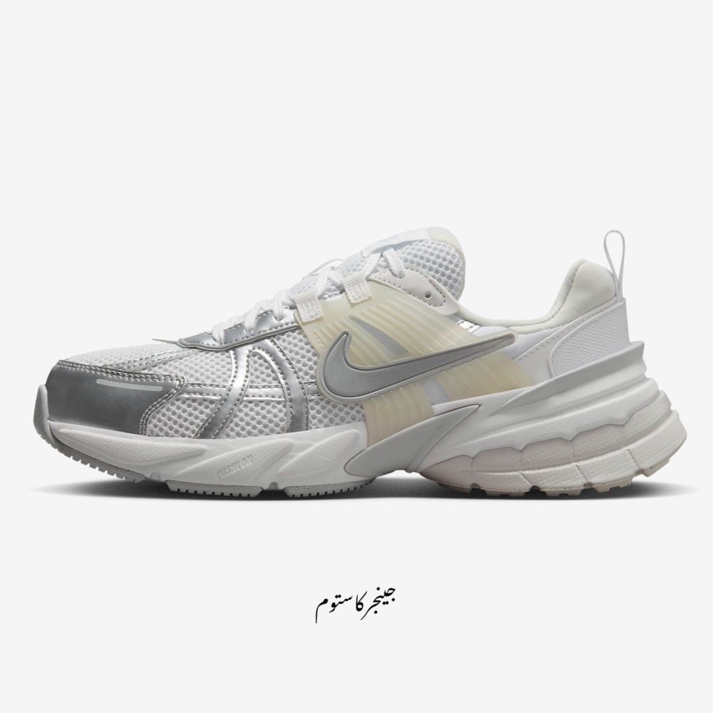 نایک V2K ران نقره ای متالیک سفید / Nike V2K Run Metallic Silver White نایک V2K ران نقره ای متالیک سفید (زنانه) یک کفش دویدن با عملکرد بالا با طراحی ترکیبی با رنگ‌های سفید و نقره ای متالیک است. رویه این کفش ورزشی از ترکیبی از مواد تشکیل شده است. مش سفید پایه جلوی پا را فراهم می کند، در حالی که روکش های چرم مصنوعی نقره ای متالیک از بالای آن عبور می کنند. این روکش ها همچنین در قسمت جعبه پنجه و زیر بند ها ظاهر می شوند. روکش‌های پلاستیکی سفید، زیره میانی این Nike V2K Run را تزئین می‌کنند، و در بالای آن یک Nike Swoosh به رنگ نقره ای طراحی شده است.