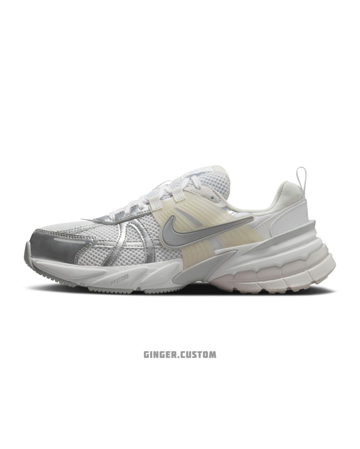 نایک V2K ران نقره ای متالیک سفید / Nike V2K Run Metallic Silver White این کتونی با داشتن تناسب راحت و ساختار بادوام، هم برای پوشیدن روزمره و هم برای فعالیت های ورزشی مناسب هستند. چه در حال رفتن به باشگاه باشید و چه در حال انجام کارهایتان هستید، کتونی های نایک V2K ران سفید نقره ای گزینه مناسبی برای مجموعه کفش های شما هستند.