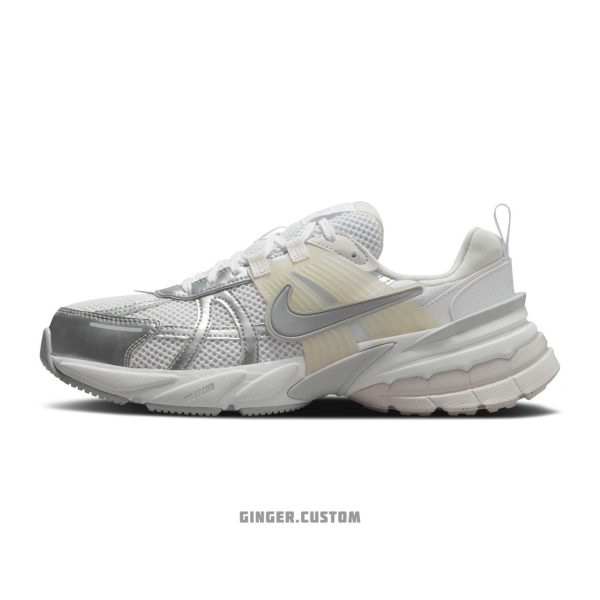 نایک V2K ران نقره ای متالیک سفید / Nike V2K Run Metallic Silver White این کتونی با داشتن تناسب راحت و ساختار بادوام، هم برای پوشیدن روزمره و هم برای فعالیت های ورزشی مناسب هستند. چه در حال رفتن به باشگاه باشید و چه در حال انجام کارهایتان هستید، کتونی های نایک V2K ران سفید نقره ای گزینه مناسبی برای مجموعه کفش های شما هستند.