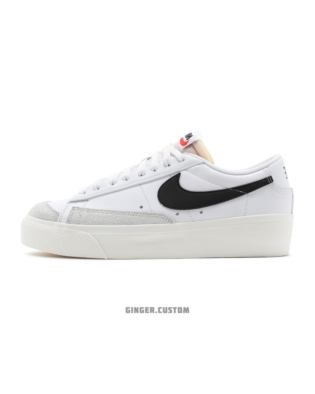 نایک بلیزر لو پلتفرم سفید مشکی / Nike Blazer Low Platform White Black برای سال جدید، نایک رنگ‌های بیشتری را معرفی کرده است که شامل این آرایش سفید/مشکی نیز می‌شود. رویه کفش که با چرم ساخته شده است به رنگ سفید است که با مارک Swoosh مشکی در دیواره کناری تضاد دارد و با جیر تونال در جلوی پا و پنجه جانبی تکمیل می شود.