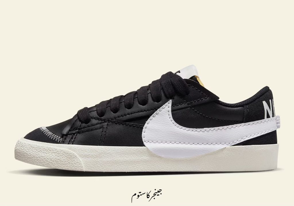 نایک بلیزر لو 77 جامبو مشکی سفید / Nike Blazer Low 77 Jumbo Black White این مدل از نایک با طرح رنگی مشکی، سفید طراحی شده است. این نایک بلیزر مید دارای پایه مشکی است که در ترکیبی از چرم با جیر در نوک پا ساخته شده است. یک «جامبو» سفید که در کناره‌ها ظاهر می‌شود، همچنین زبانه‌های بالشتکی شده در بالای کفی میانی و زیره لاستیکی سفید طراحی این مدل را کامل می‌کنند.