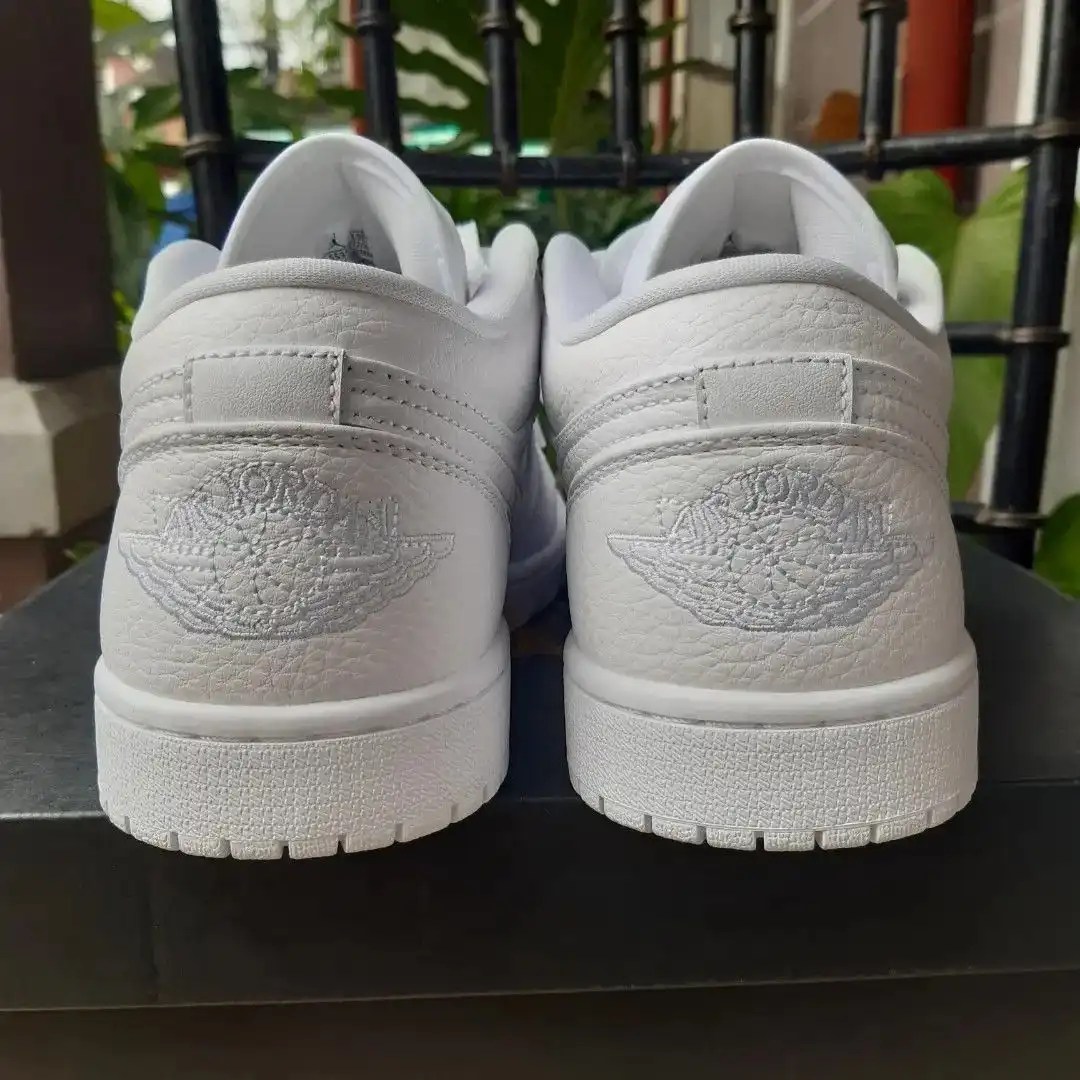 ایرجردن 1 لو تریپل سفید / Air Jordan 1 Low Triple White