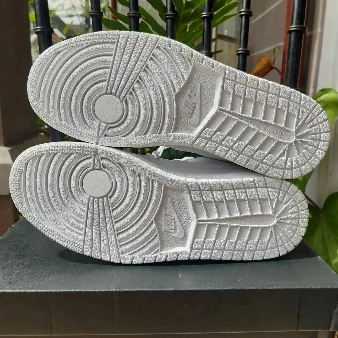 ایرجردن 1 لو تریپل سفید / Air Jordan 1 Low Triple White