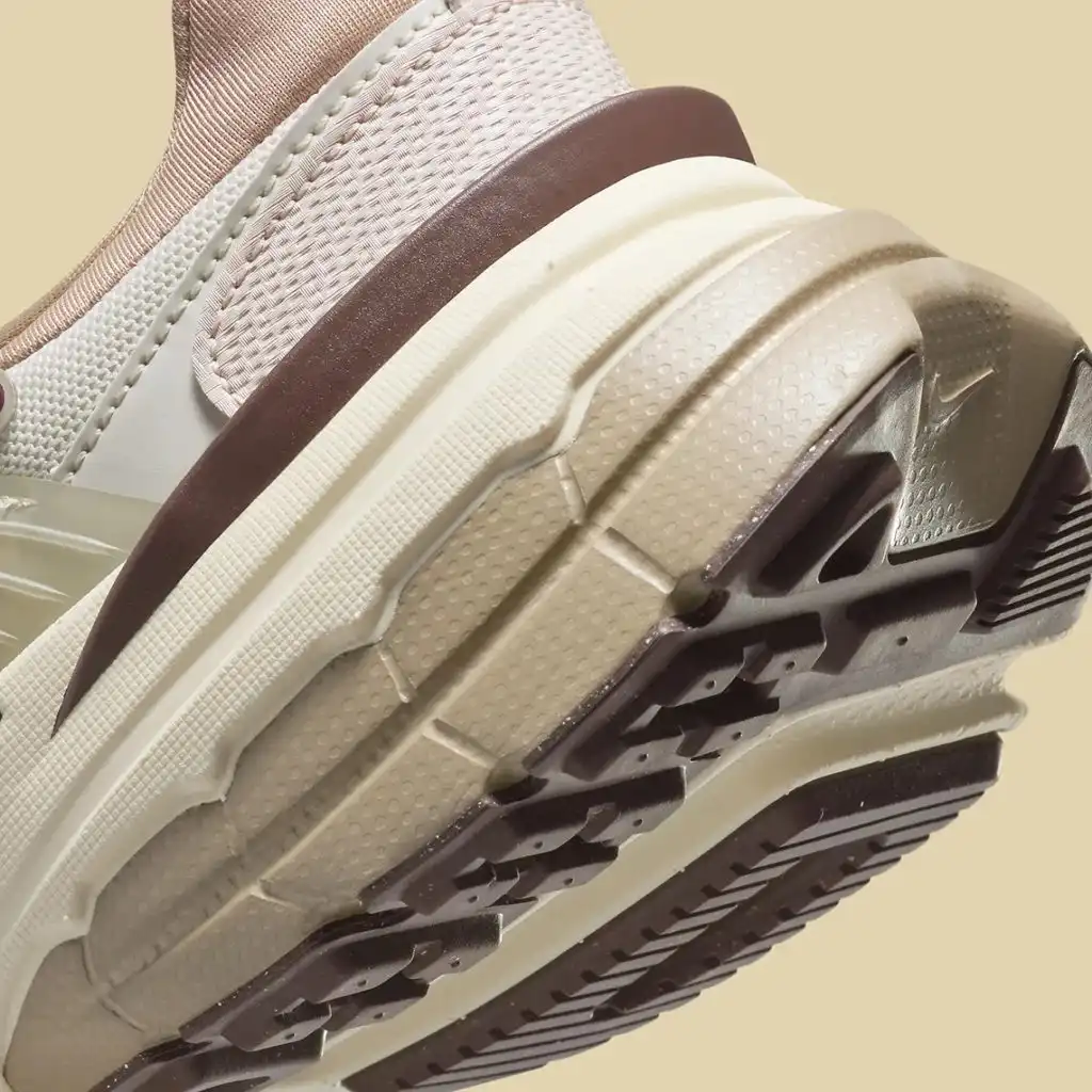 نایک V2K ران قهوه‌ای چوبی روشن / Nike V2K Run Light Orewood Brown
