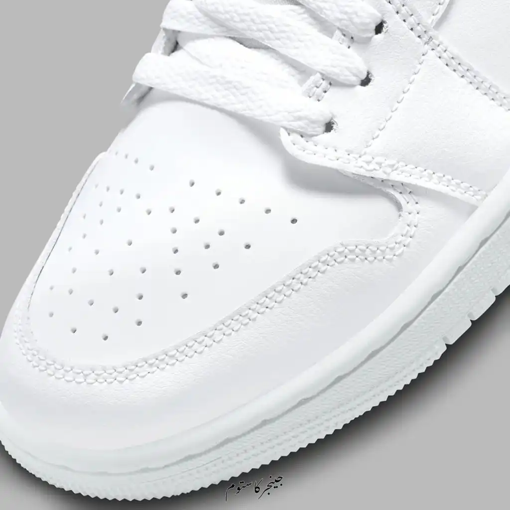 ایرجردن 1 لو تریپل سفید / Air Jordan 1 Low Triple White جردن سفید بدون ساق از زیره لاستیکی محکم و بادوام ساخته شده است که کشش و ثبات قابل اعتمادی را هنگام راه رفتن به شما ارائه می دهد.