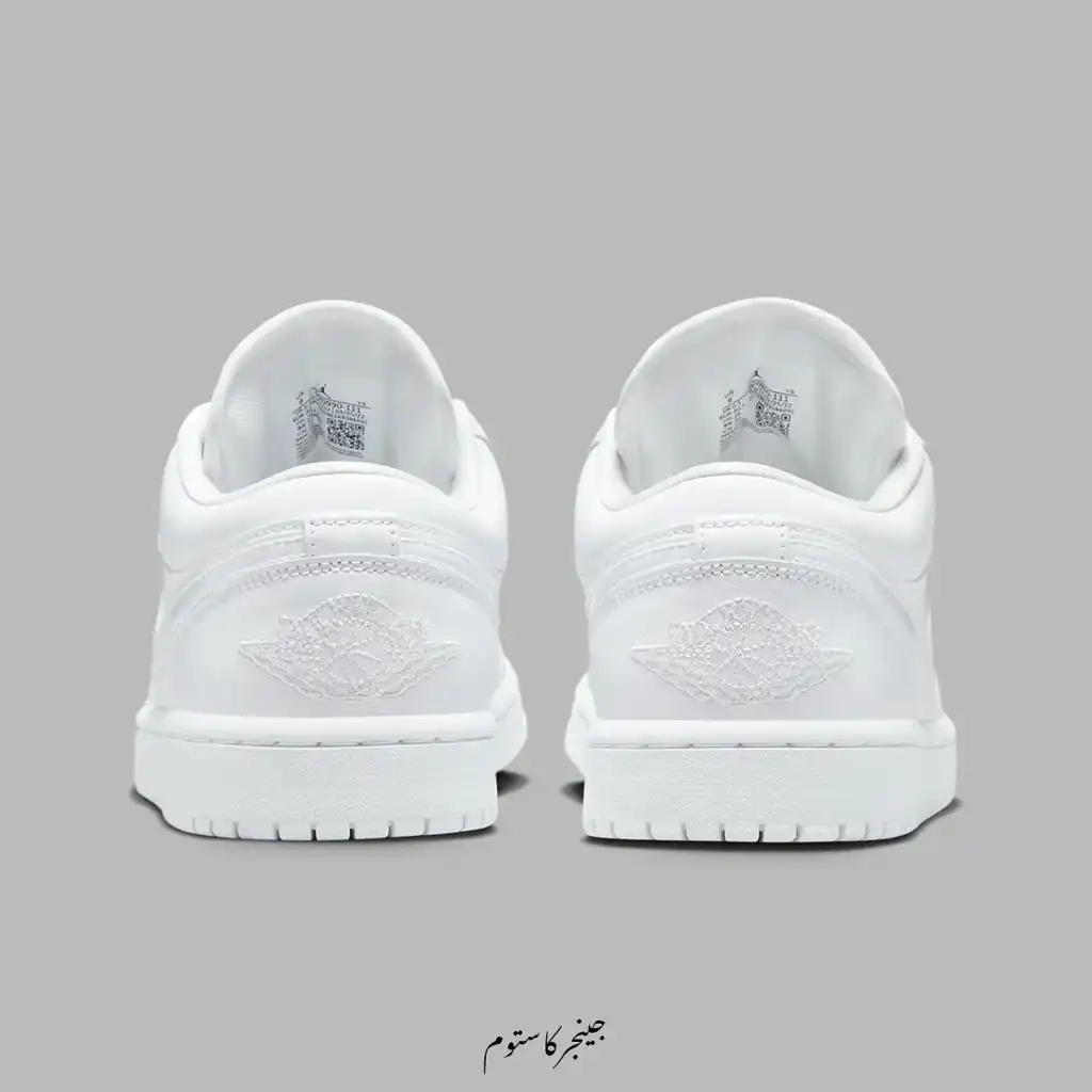 ایرجردن 1 لو تریپل سفید / Air Jordan 1 Low Triple White جردن سفید ساق کوتاه در بسته بندی کامل با 2 بند اضافی در سایز های 37 تا 45 هم اکنون در جینجرکاستوم دردسترس است.